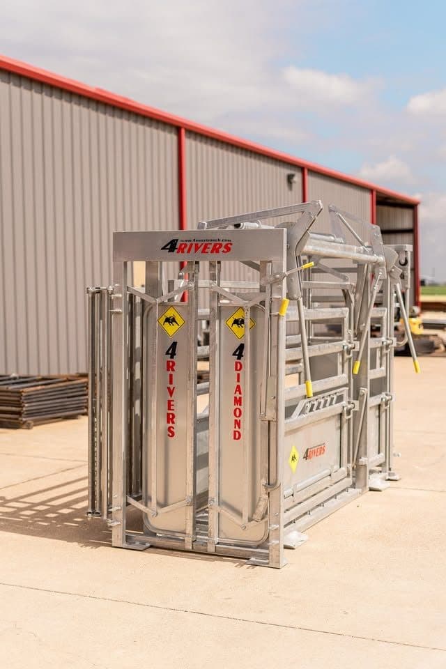 4 Diamond Manual Cattle Chute | Heavy-Duty, Ranch-Ready Handling System w/Floor